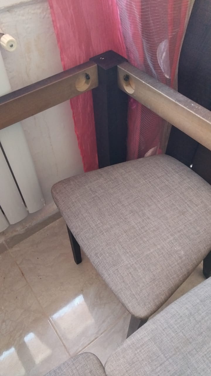 Table en bois avec 5 chaises 