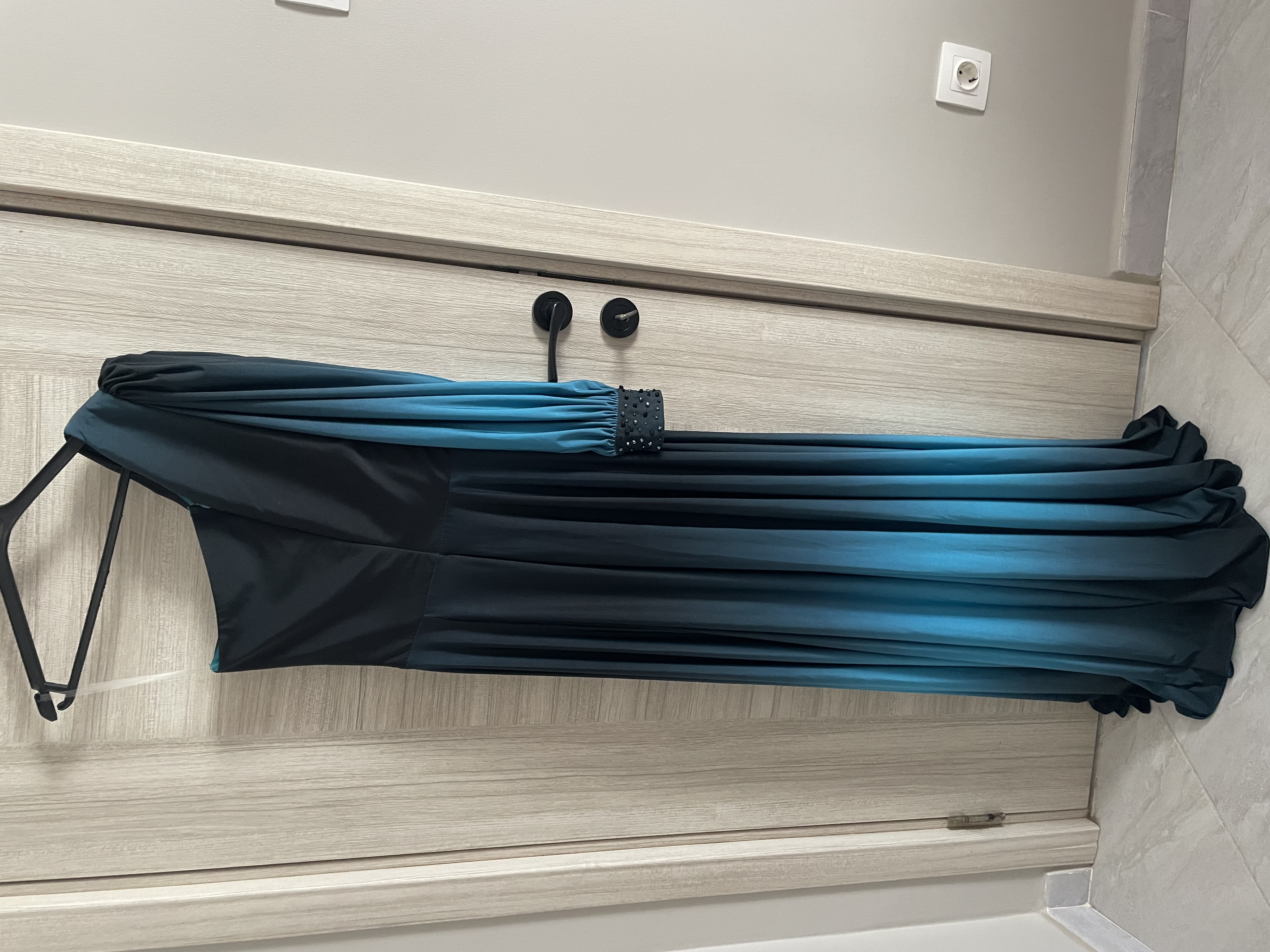 Robe soirée jamais porté taille 38 - Miniature 2