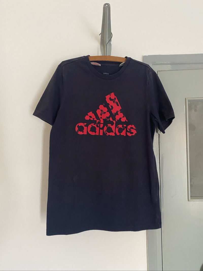 T-shirt Adidas bleu marine - Logo graphique rouge - 11-12 ans