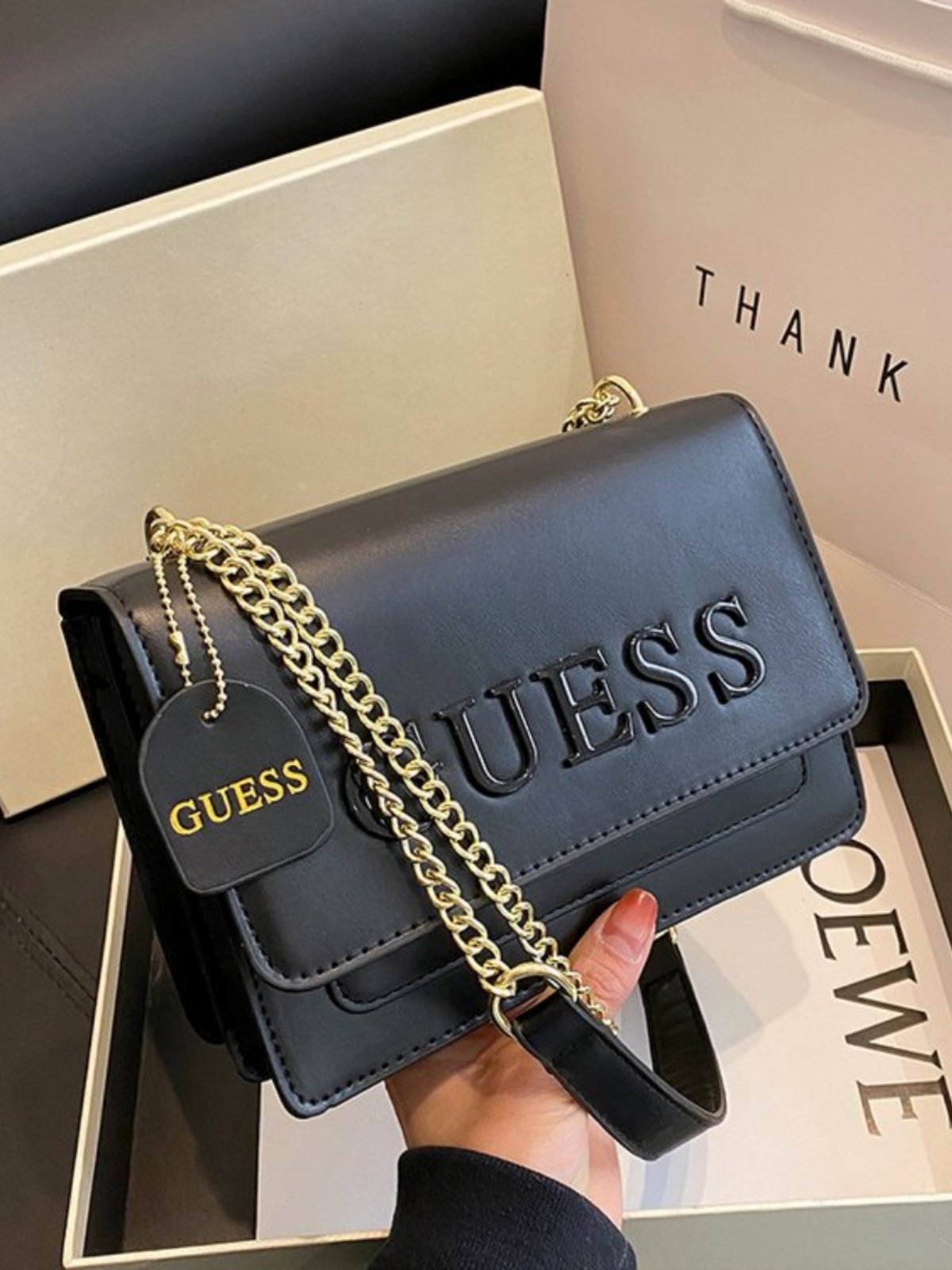 Petit sac carré tendance avec chaîne, porté épaule ou croisé