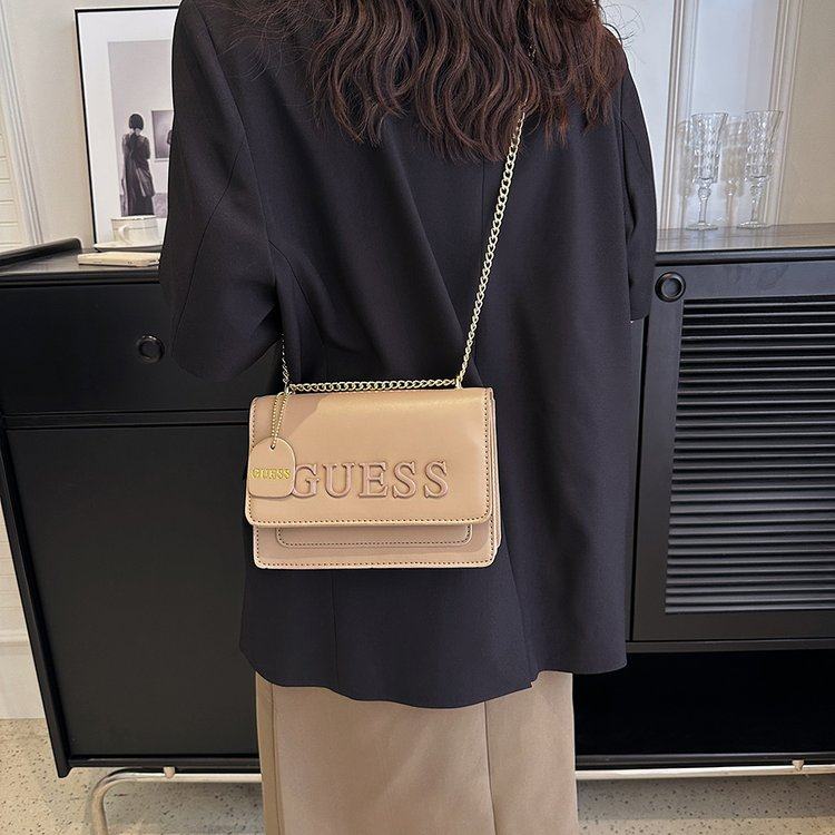 Petit sac carré tendance avec chaîne, porté épaule ou croisé - Miniature 6