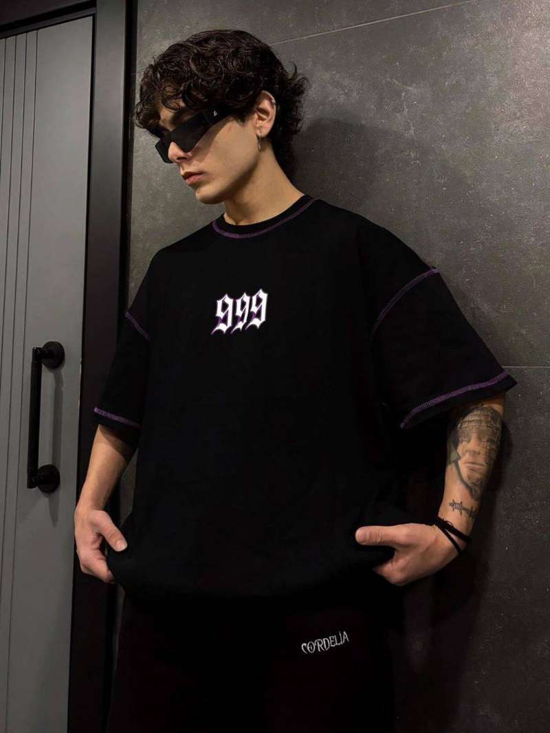 T-shirt noir oversize 999 – Graphique violet et blanc – Streetwear