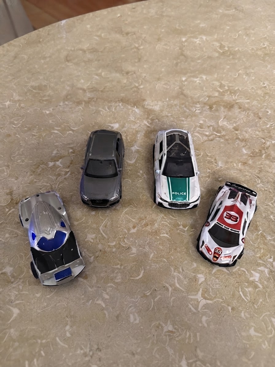 Pack 4 voitures jouets 