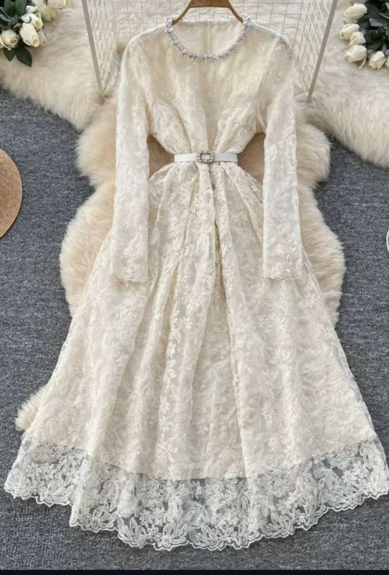 Tres belle Robe en dentelle en blanc cassé pour événement - Miniature 3