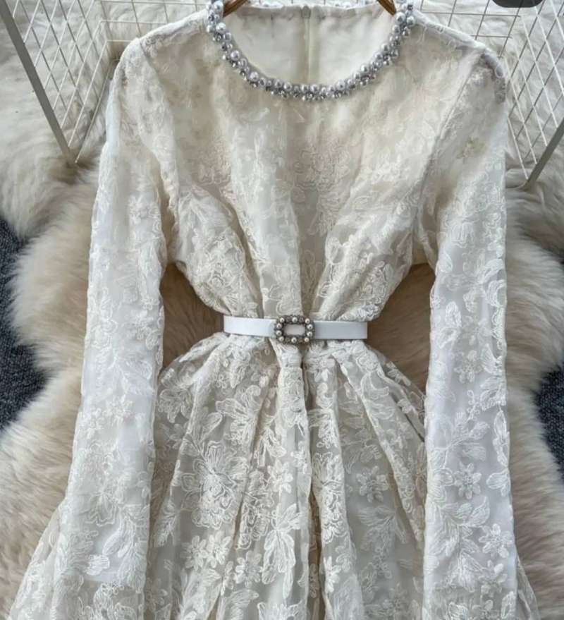 Tres belle Robe en dentelle en blanc cassé pour événement - Miniature 2