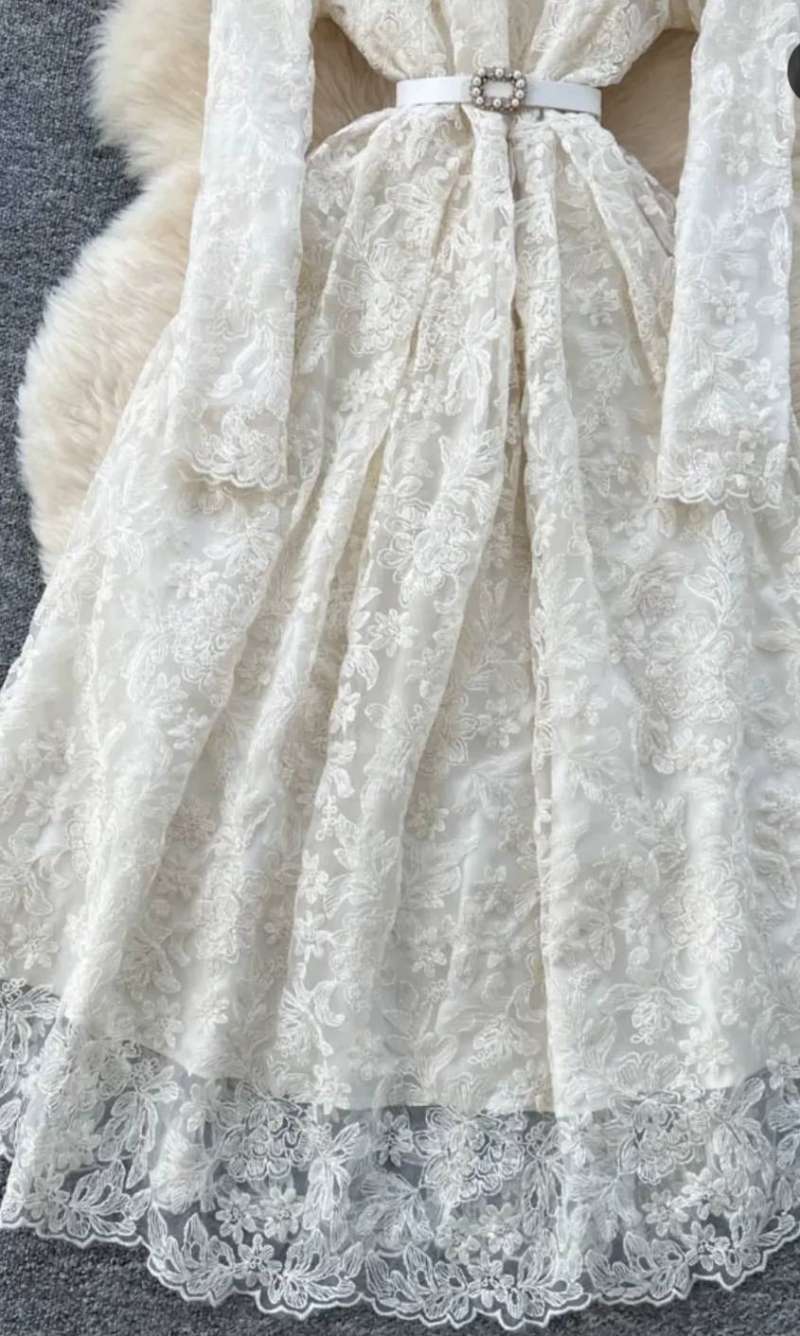 Tres belle Robe en dentelle en blanc cassé pour événement