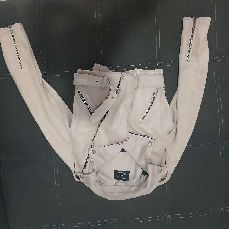 Perfecto Bershka en daim, couleur rose nude