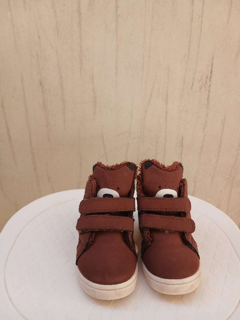 Basket enfant comme neuf