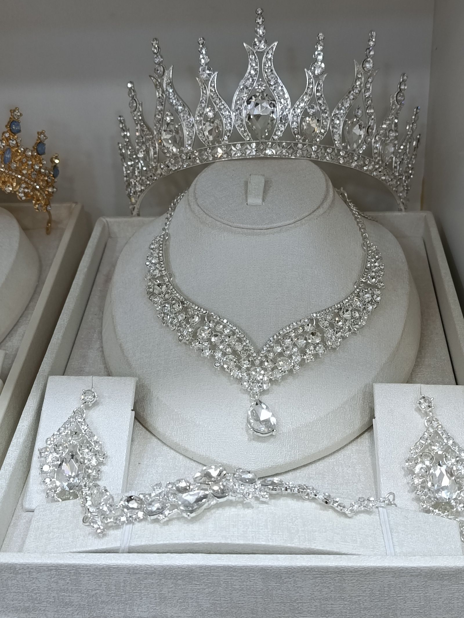 كراء فساتين الزفاف mery location robe blanche &soiree - Miniature 6